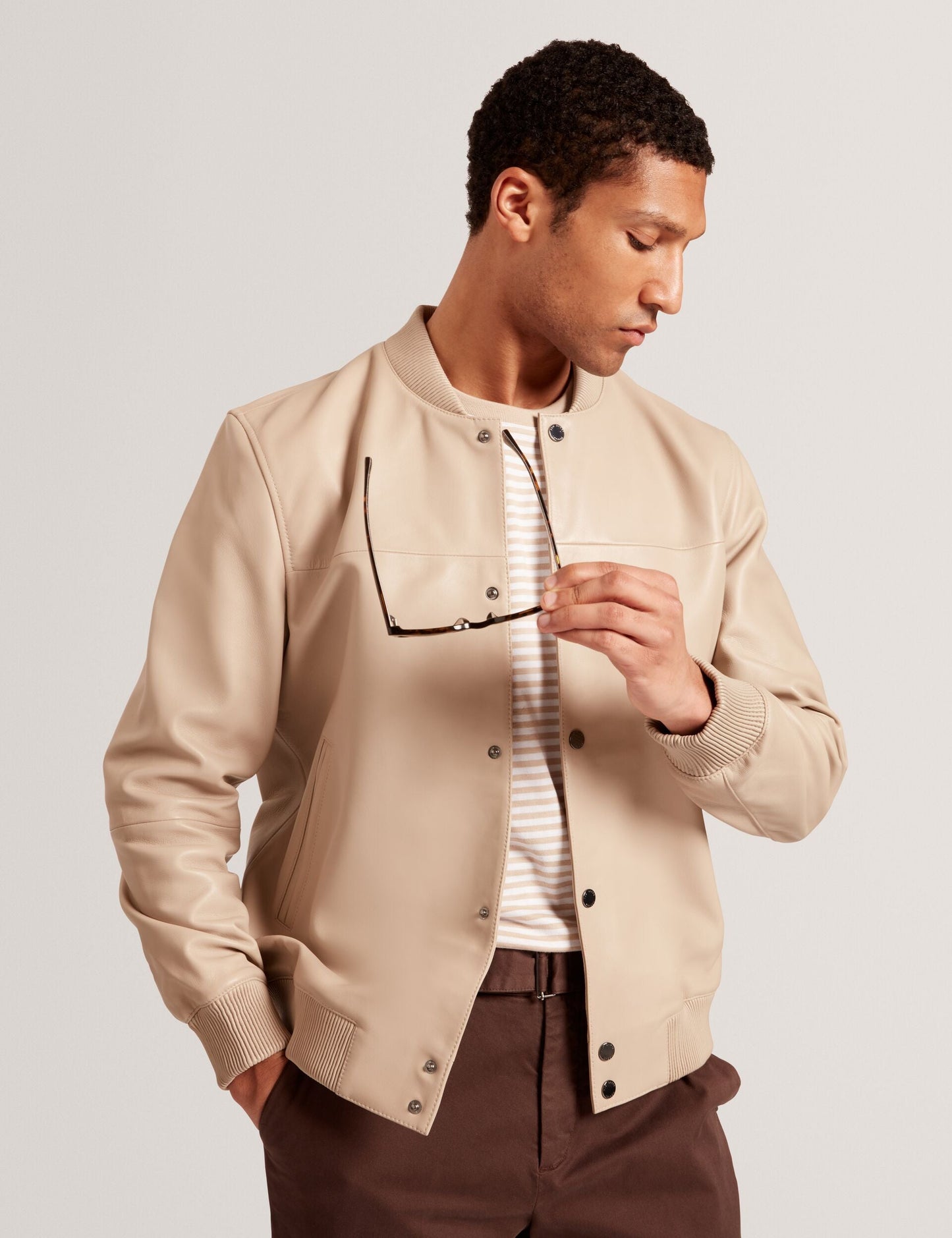  LEEAMS | TAUPE