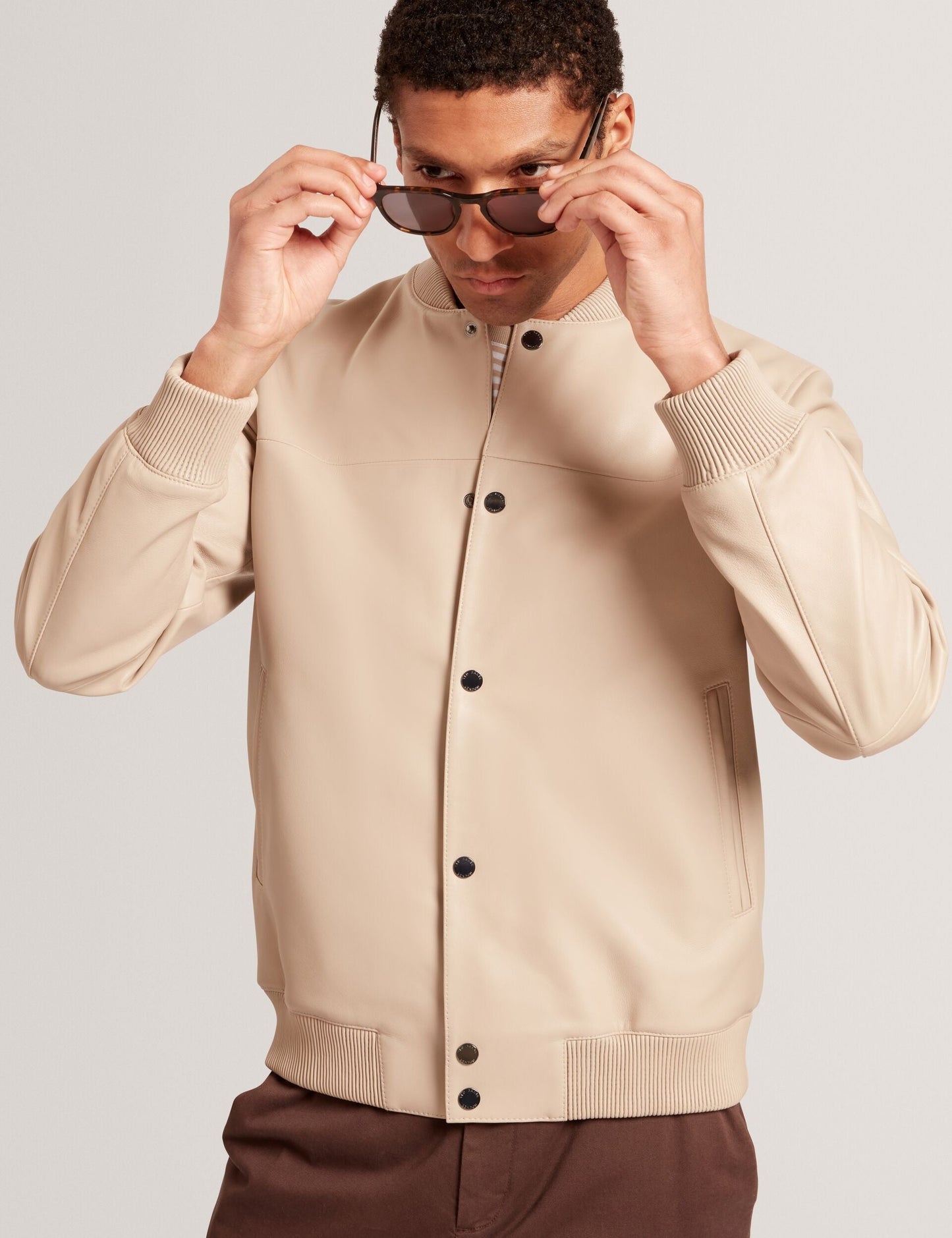  LEEAMS | TAUPE