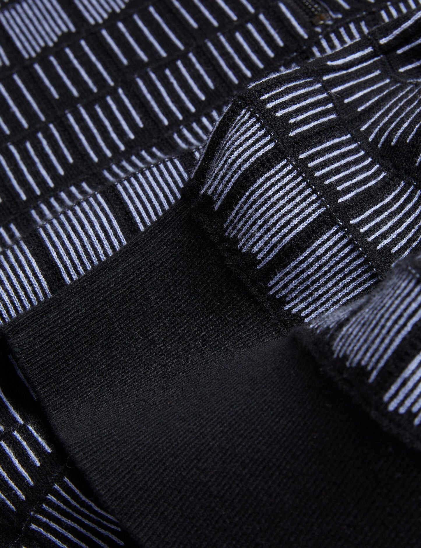  LEVERS | BLACK