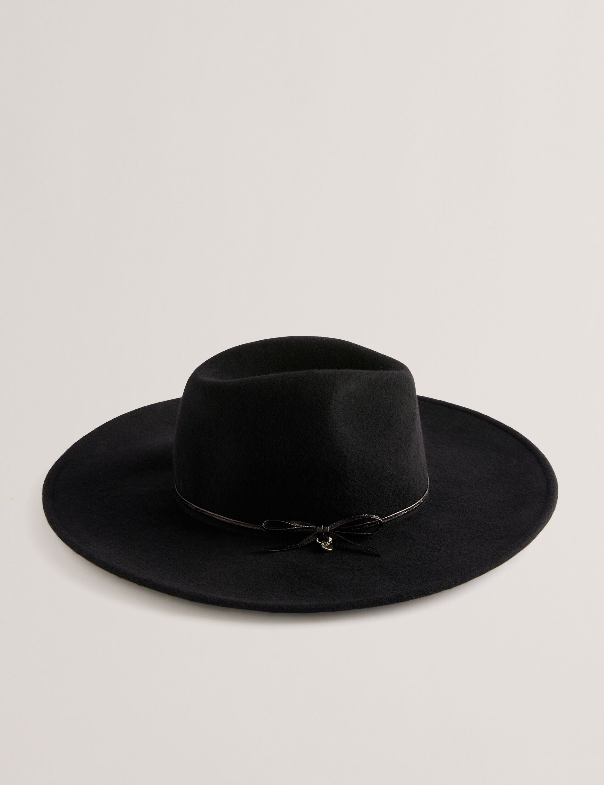  ABBIIIO | BLACK