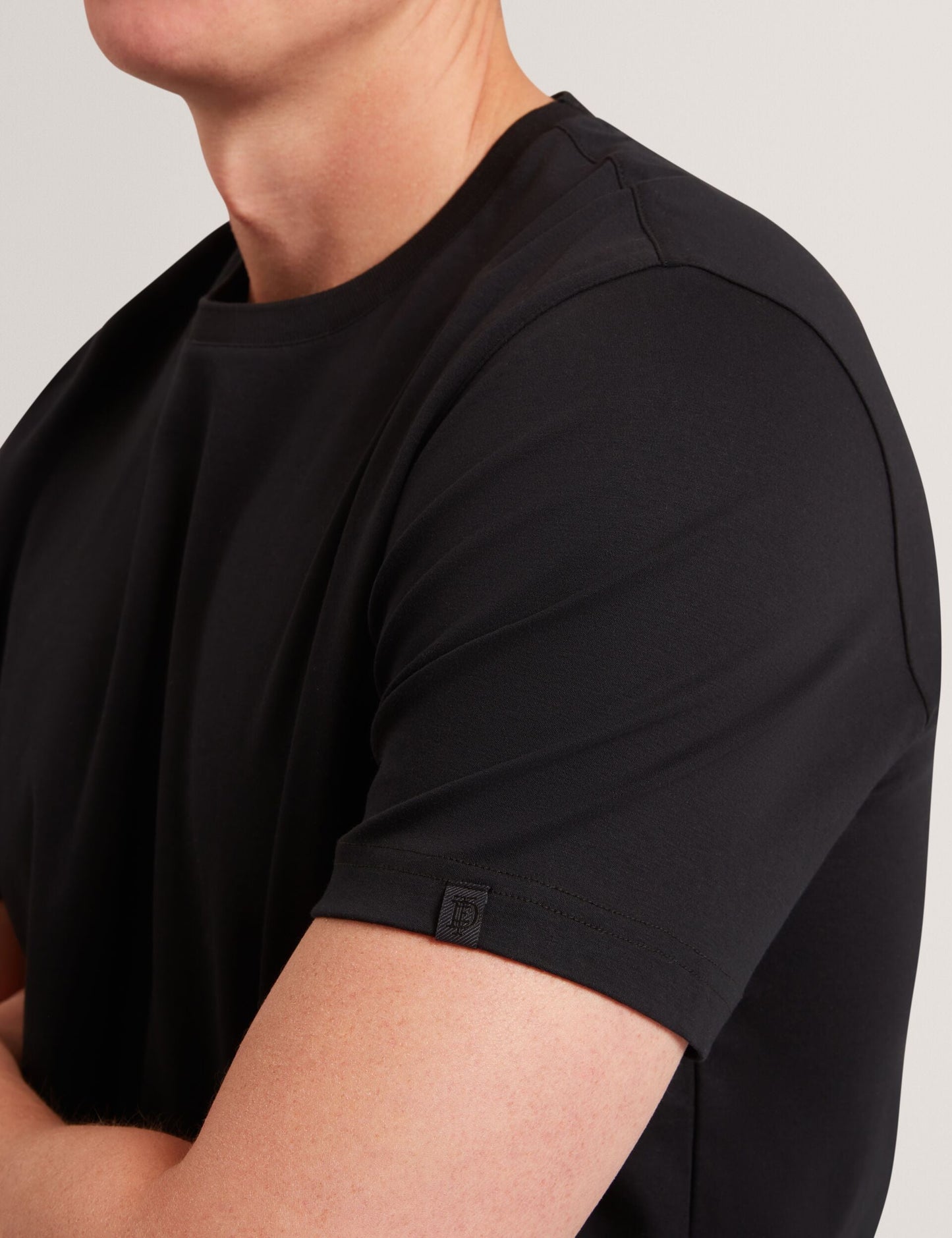  KONRRAD | BLACK