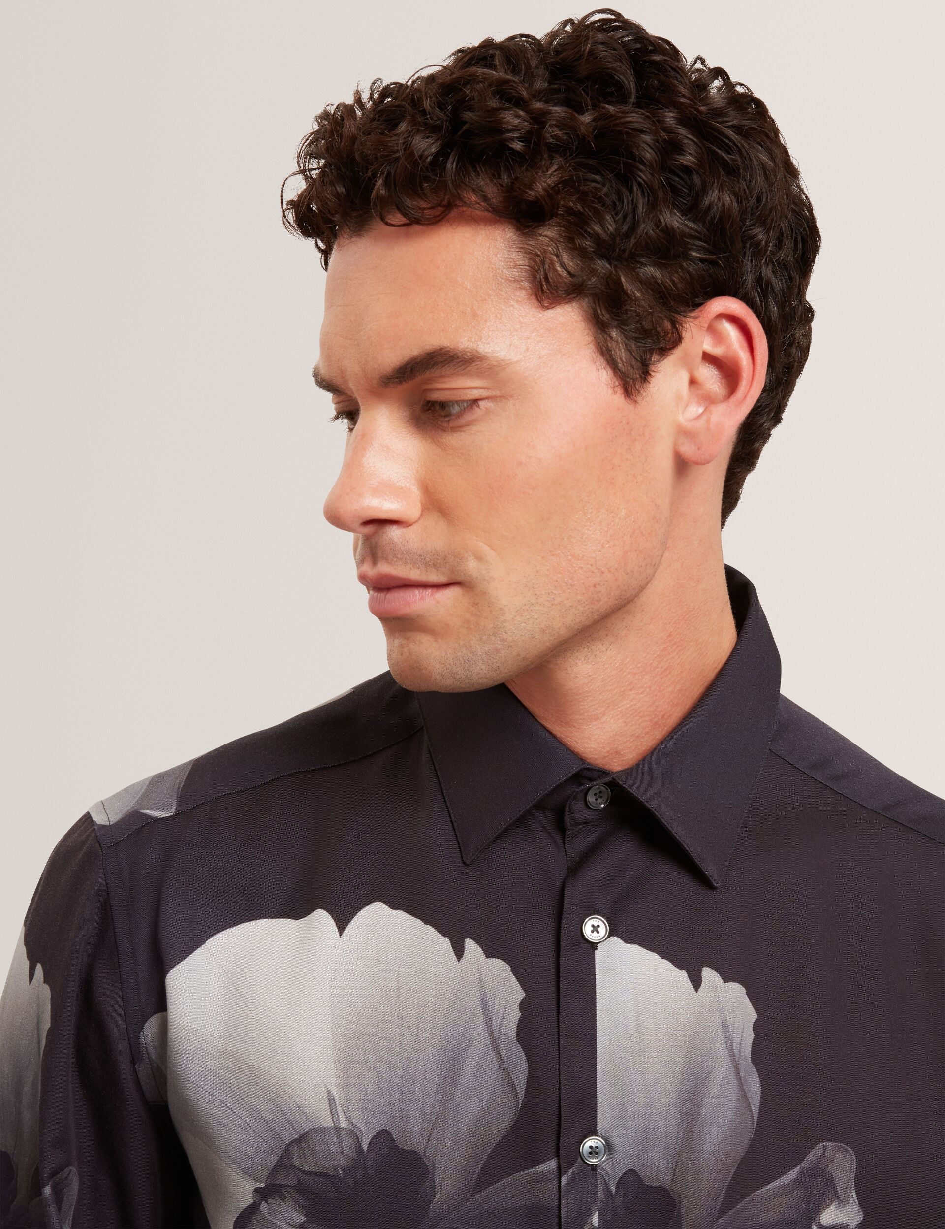  AMUND | BLACK
