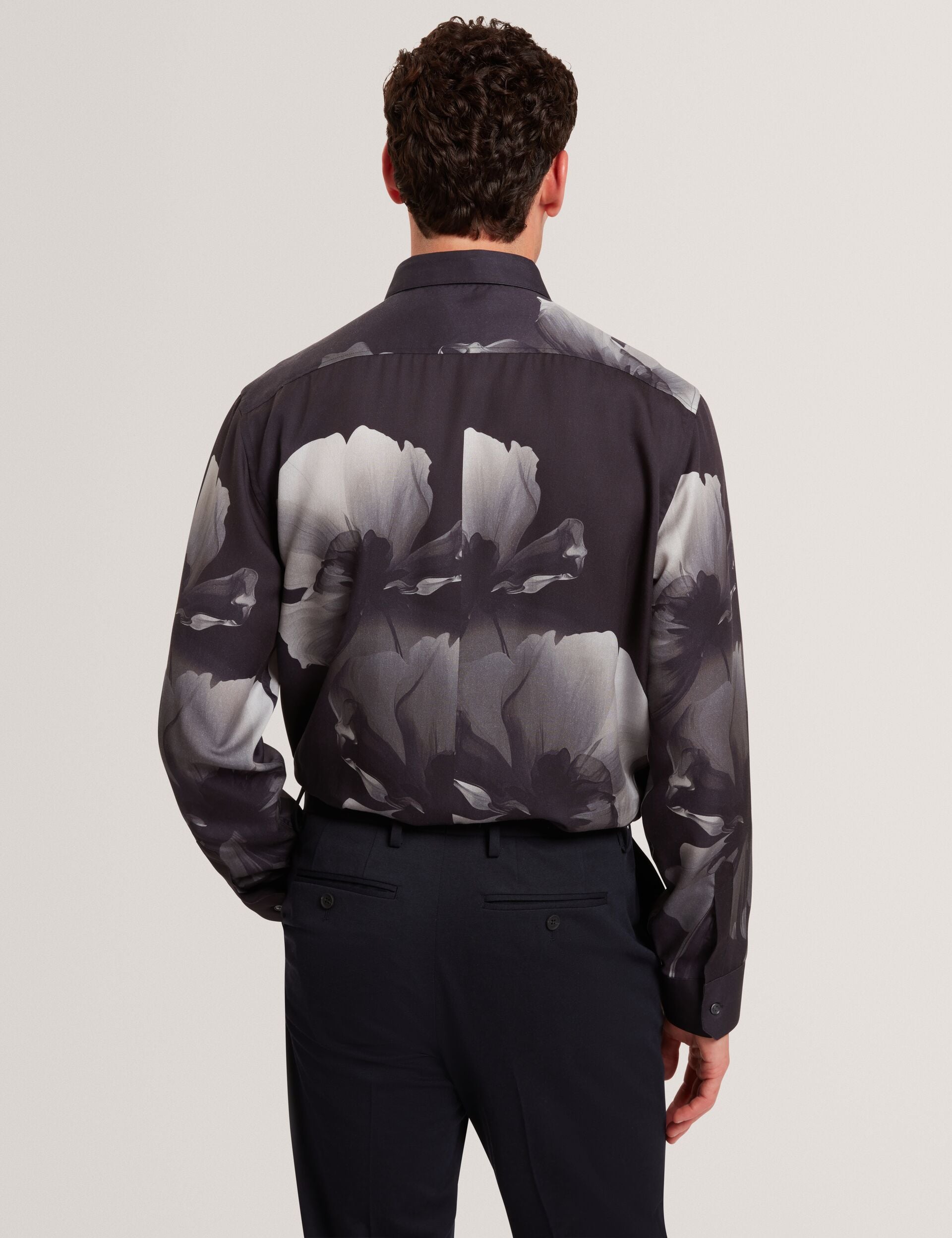  AMUND | BLACK